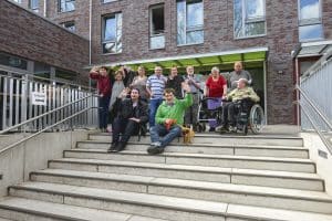 Menschen vor dem Eingang zum Quartierszentrum Huckelriede